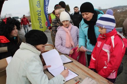 Uczestnicy zapisują się na listę startową